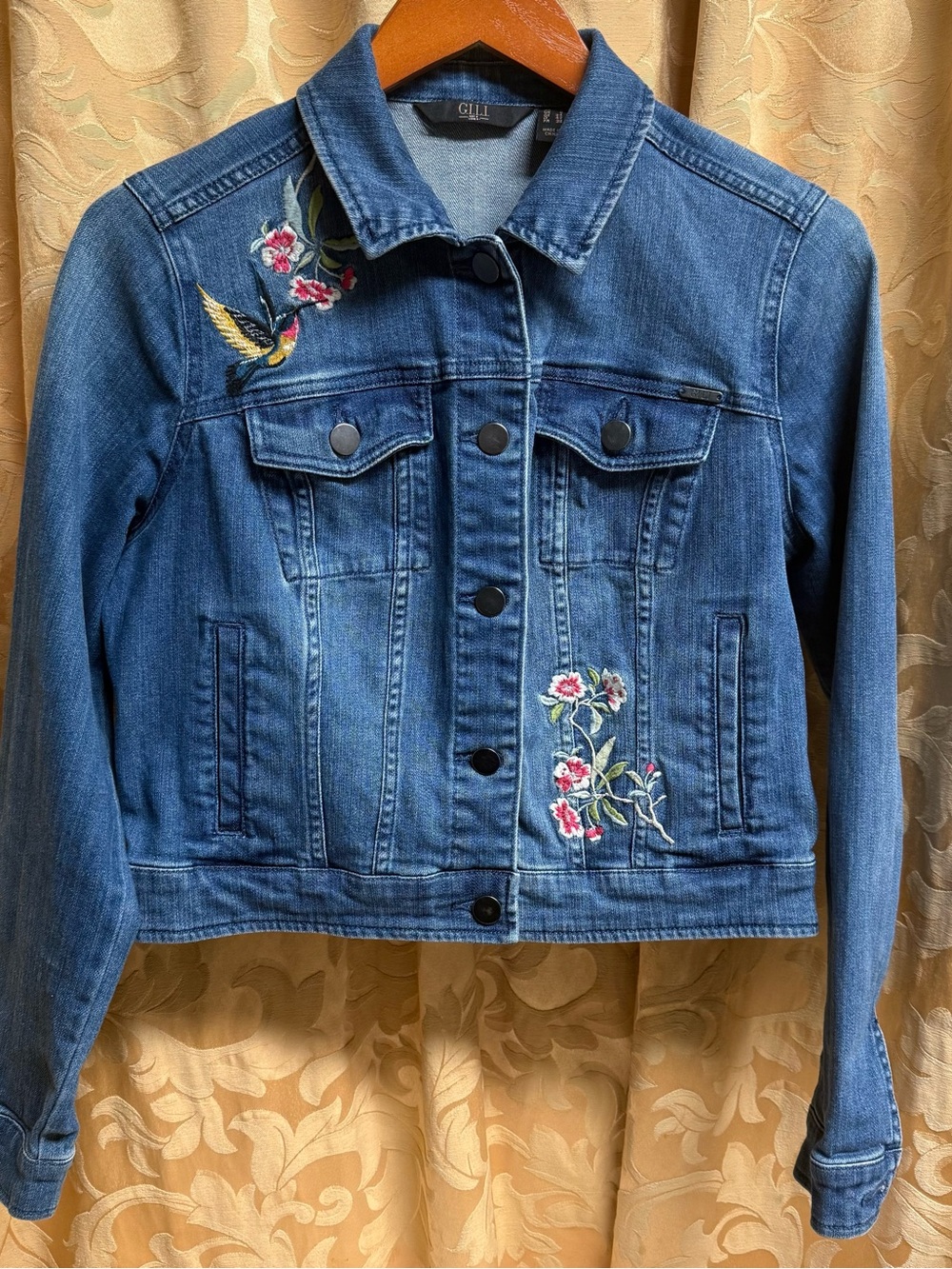 GILI “got it, love it” denim Floral Embroidered Blue Jean Jacket in Small size